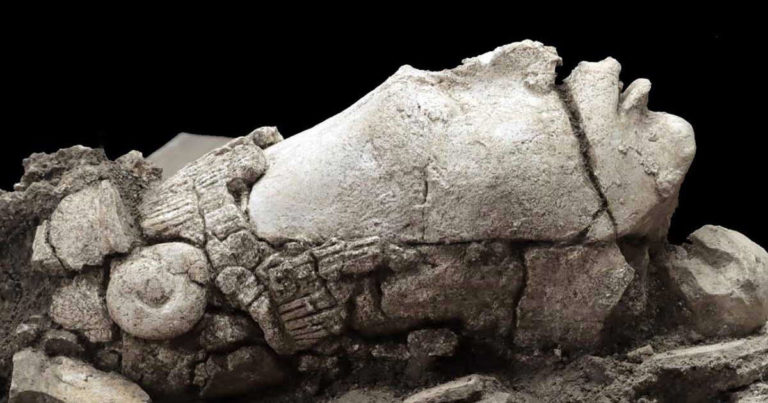 Descubren en Palenque la efigie de una deidad de mil 300 años de antigüedad