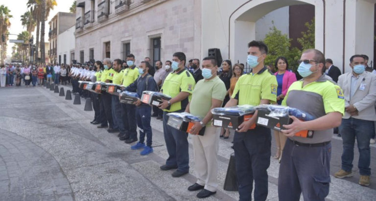 Reciben paramédicos de Jesús María nuevos uniformes