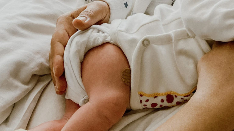 Médicos se quedan sin luz en una cesárea y cortan la oreja a un bebé