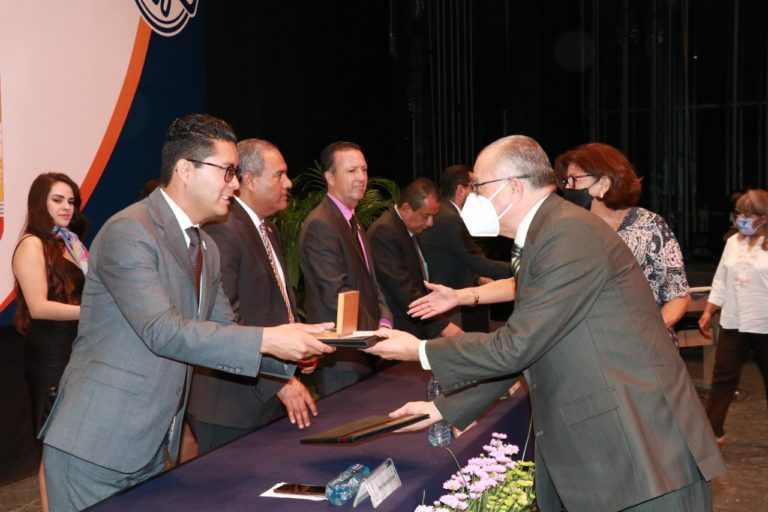 Entrega IEA medallas y reconocimientos a maestras y maestros por 30 y 40 años de servicio