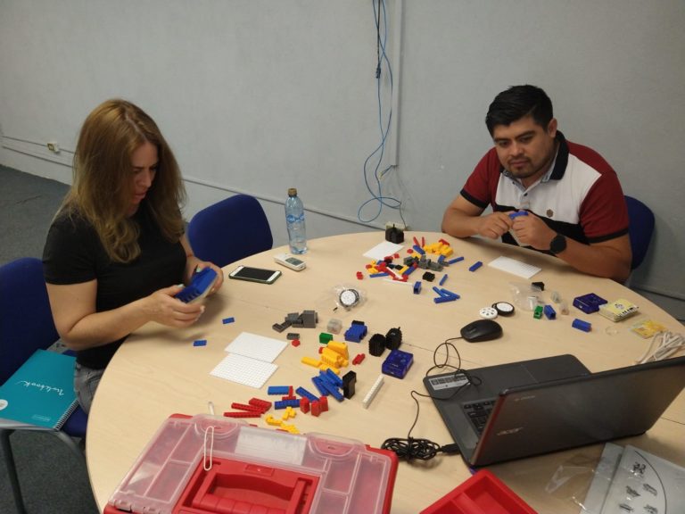 Capacita IEA en robótica a docentes y directores de educación básica