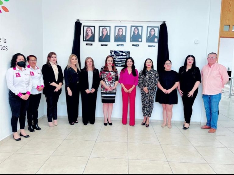 Develan placa y fotografías en la sala “Directoras” del Instituto Municipal de la Mujer