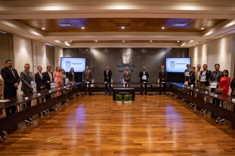 Martín Orozco entrega certificados de cumplimiento ambiental a empresas