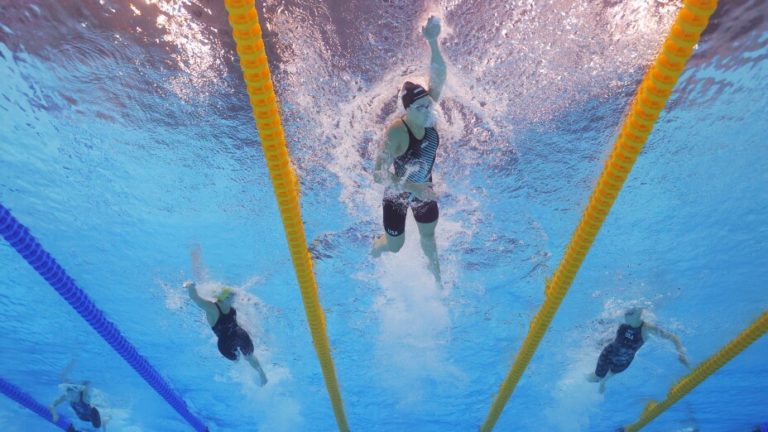 FINA veta a nadadoras transgénero de las competencias femeniles