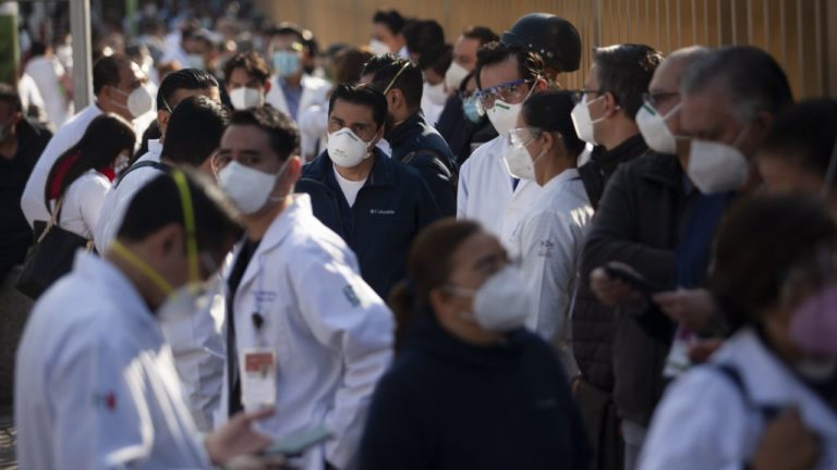 Extorsión y secuestro para atender a delincuentes, a lo que se enfrentan los médicos en México