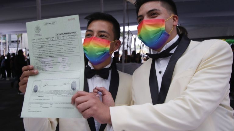 Cásate con Orgullo: 121 parejas LGBTTTIQ+ se dan el “sí” en la CDMX