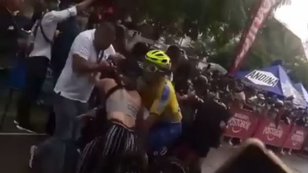 Ciclista gana etapa de la Vuelta a Colombia, pero arrolló a su esposa en la meta