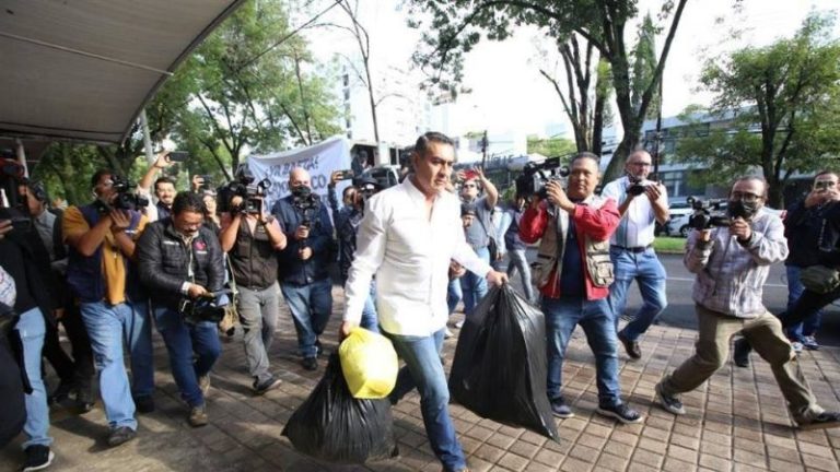 Alcalde de Tlajomulco arroja toneladas de basura a empresa recolectora, para exigir buen servicio