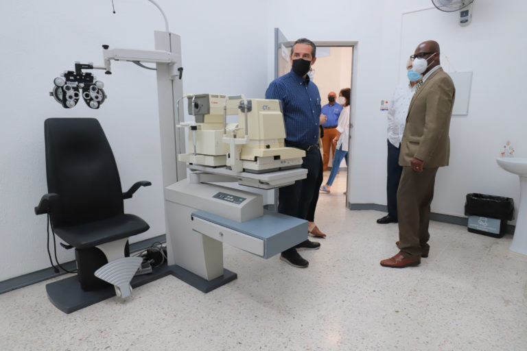 UAA recibe la visita del director médico del hospital de Galveston y de Rotarios de Texas