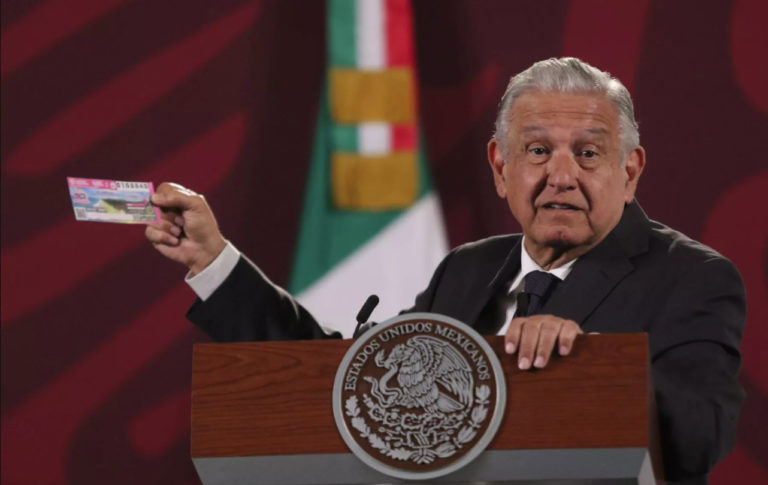 Se reúne López Obrador con empresarios para venderles cachitos de lotería