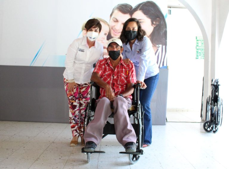 Entrega DIF Estatal apoyos para cirugía de cataratas y sillas de ruedas 