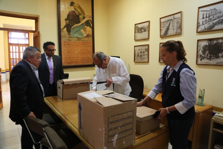 Recibe el Archivo Histórico del Estado donación documental del exgobernador Otto Granados Roldán