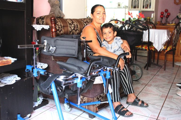 Entregan apoyos especiales para mejorar la vida de beneficiarios con discapacidad en municipios del interior