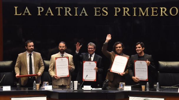 Senado se convirtió en un salón de homenaje a la banda de rock Enjambre