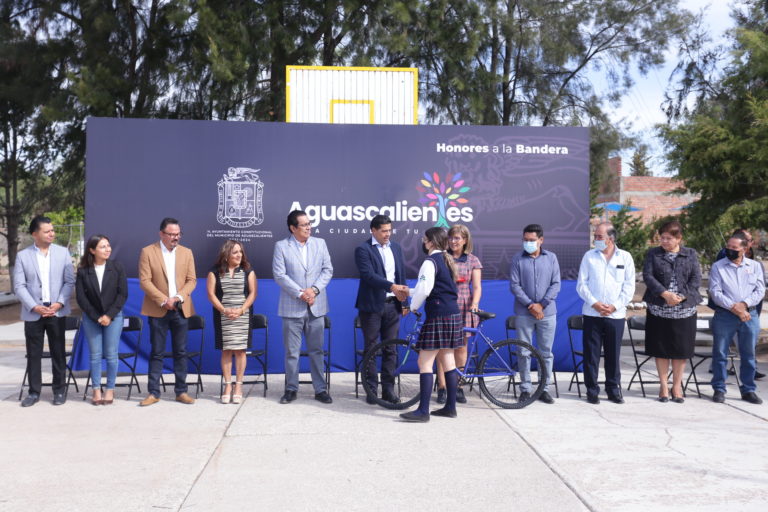 Leonardo Montañez entrega reconocimientos a estudiantes de la Técnica 38