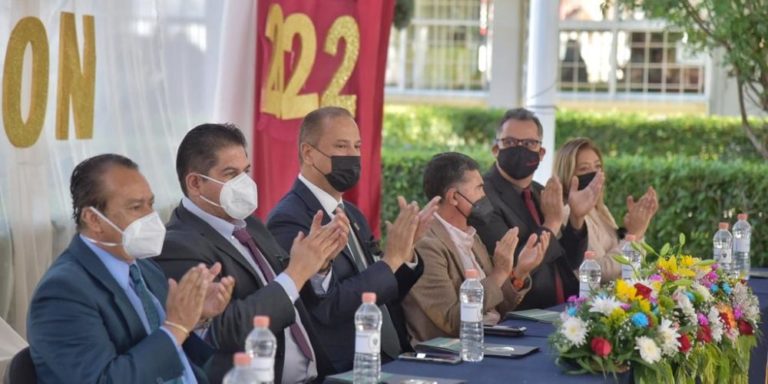 Felicita alcalde de Jesús María a egresados de escuelas