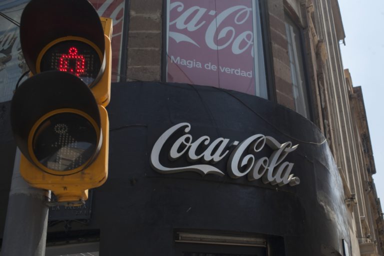 Coca-Cola Femsa aumenta precios a refrescos jugos y agua