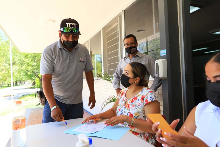 Entrega STUAA premio a ganadores de rifa en el marco del 43 aniversario del sindicato