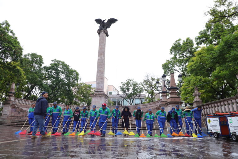 Municipio de Aguascalientes llevó a cabo limpieza profunda en la plaza principal tras festejos del quincenario de la asunción
