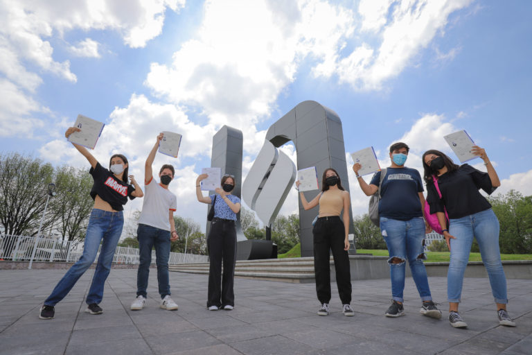 Comienza UAA con la entrega de 1,158 certificados del centro de educación media