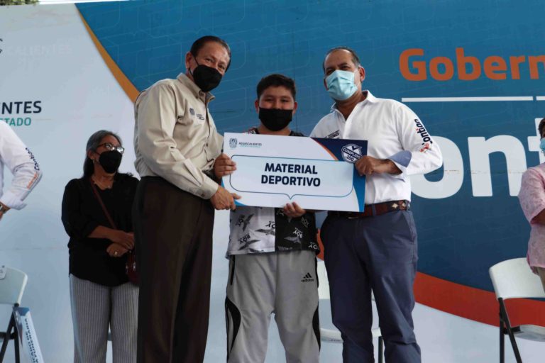 Entregan material deportivo en Aguascalientes