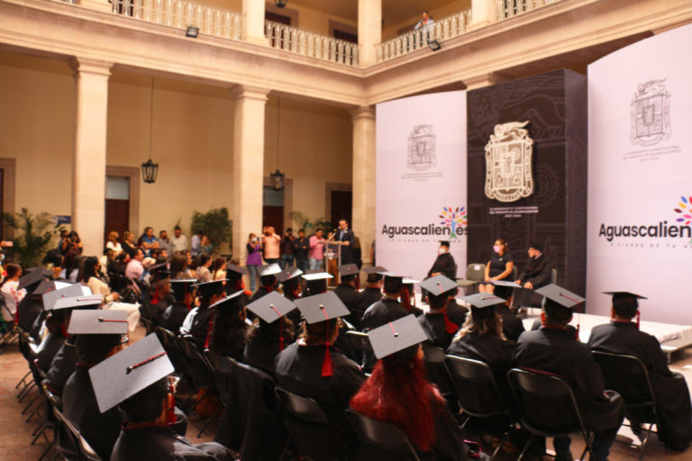 Servidores públicos municipales de Aguascalienes se graduaron de primaria y secundaria
