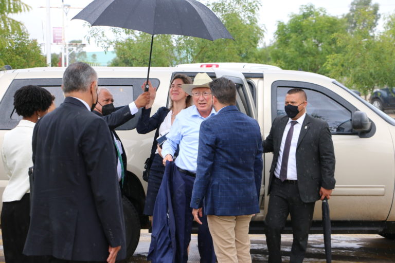 Embajador Ken Salazar se reúne con alumnos de la Universidad Tecnológica El Retoño