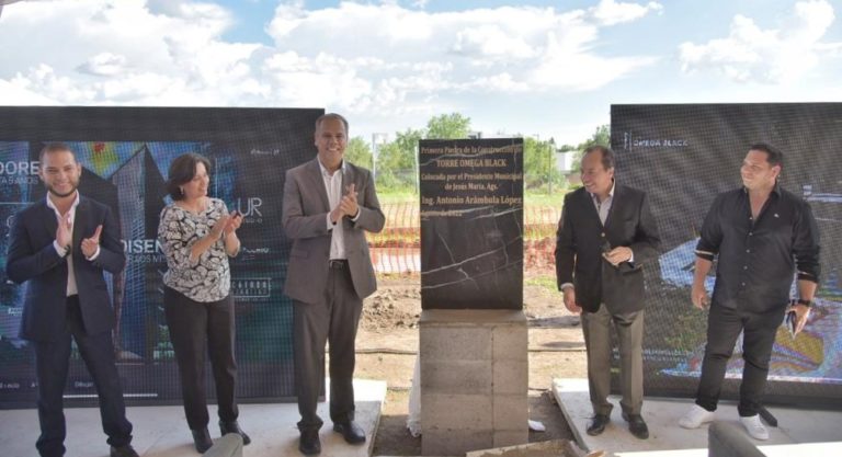 Coloca Antonio Arámbula primera piedra de torre Omega Black
