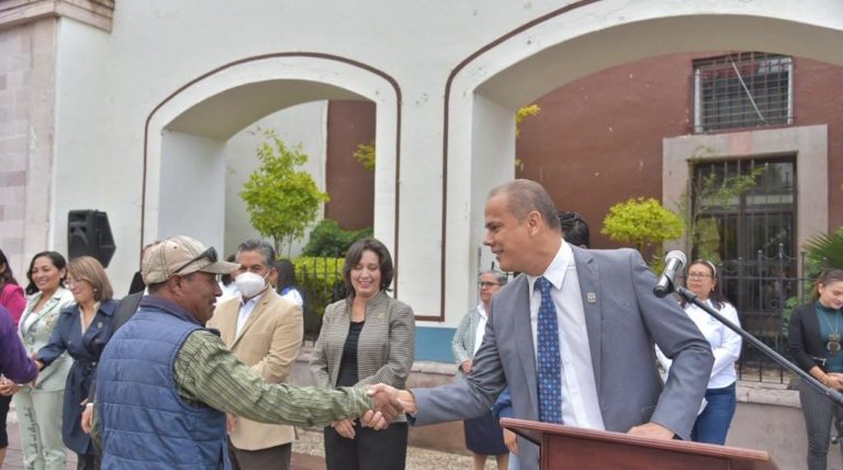 Entregan uniformes a Obras Públicas de Jesús María