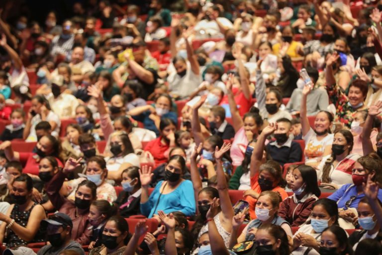 Entrega Martín Orozco útiles escolares, becas, tablets y computadoras para evitar la deserción escolar