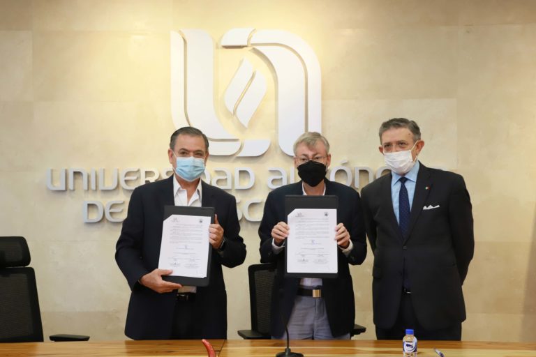 UAA recibe en donación biblioteca personal de don Humberto Martínez de León