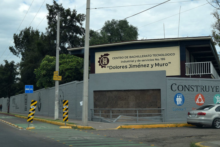 Estudiantes del CBTIS 195 no pueden ingresar al plantel por variante en uniforme