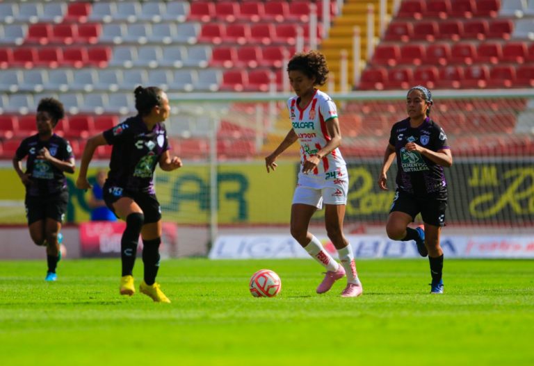 Caen Centellas ante el Pachuca en el Estadio Victoria 