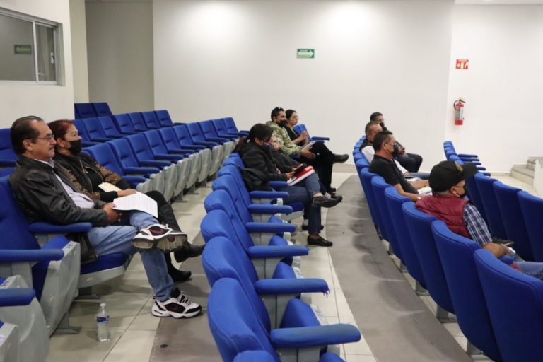 Personal de licencias capacita a propietarios de escuelas de manejo