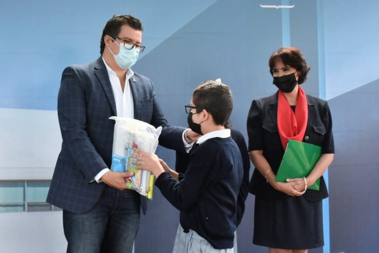Entregan útiles escolares a primaria emblemática del Ex ejido Ojocaliente