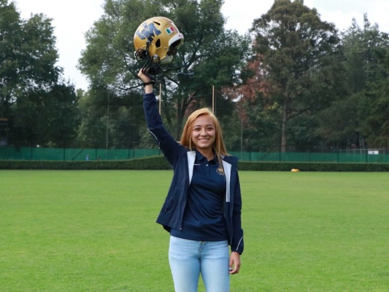 Andrea, la futbolista que ahora irrumpe en el futbol americano estudiantil
