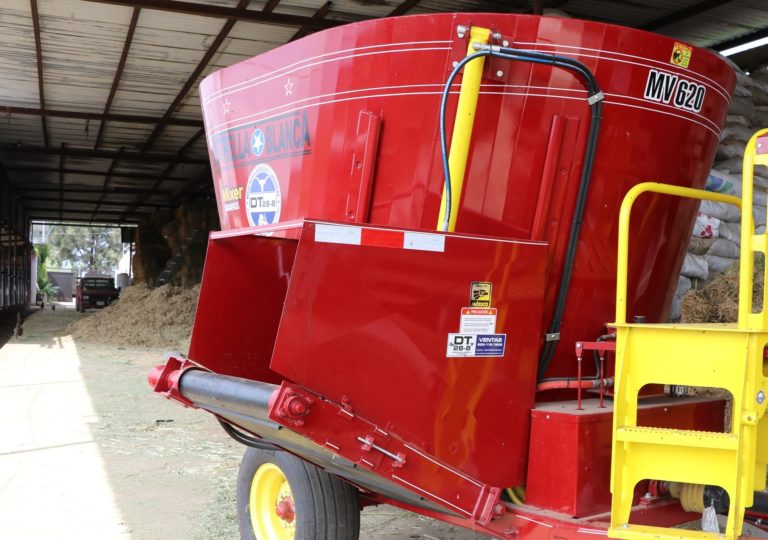 A productores pecuarios se les entregaron 111 equipos de carros mezcladores de Aguascalientes