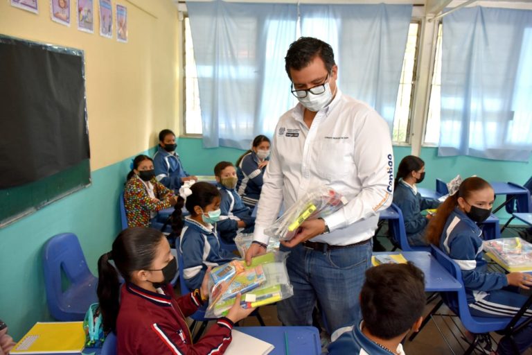 Equipan a estudiantes de comunidades y colonias en rezago social