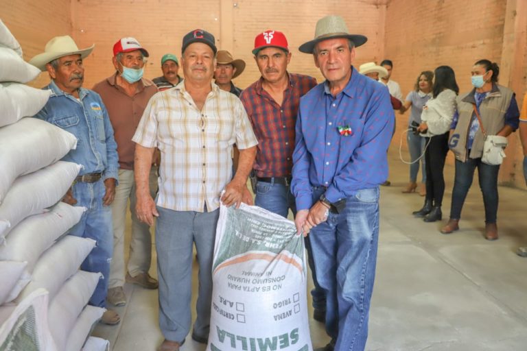 Reciben productores de Jesús María apoyos de semilla de avena