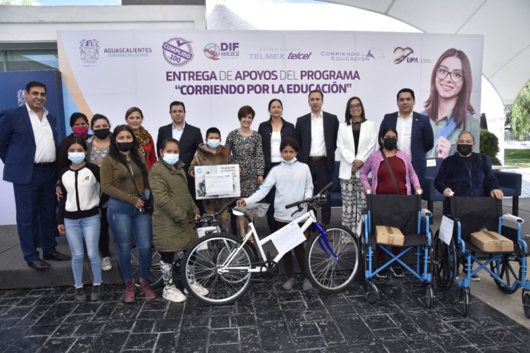 Se entregan becas y apoyos para beneficiar a las familias de Aguascalientes
