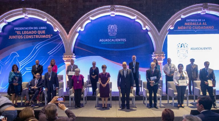 Entregan Medallas al Mérito Ciudadano en Aguascalientes