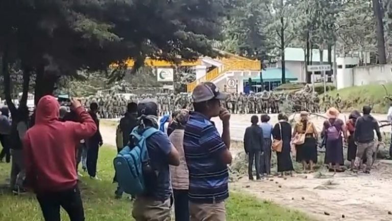 Pobladores de Teopisca retienen a funcionarios y militares en enfrentamiento por bloqueos carretero