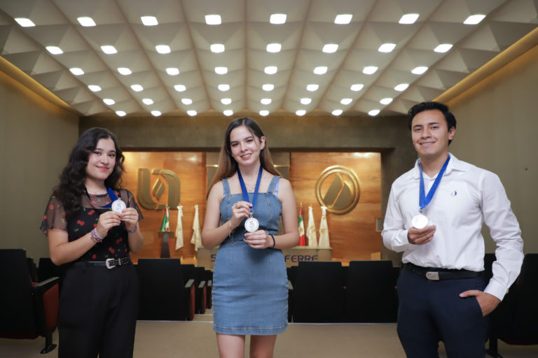 Estudiantes de Diseño De Interiores de la UAA obtienen Mención Honorífica 