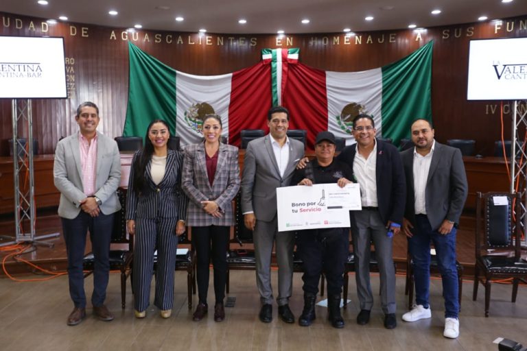 Municipio de Aguascalientes entrega bonos a trabajadores de la Secretaría de Servicios Públicos