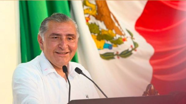 Destapa gobernador de Michoacán a Adán Augusto para presidencia