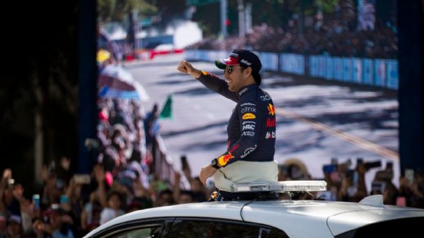Checo Pérez conquista la Minerva con el RB7 de Red Bull
