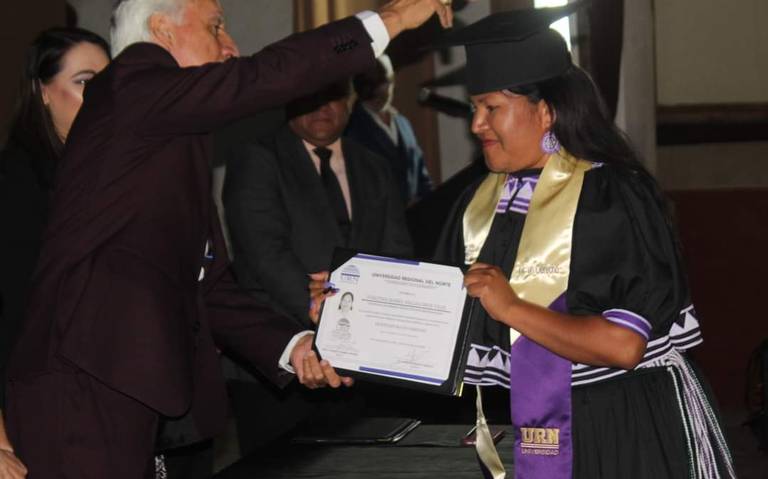 Mujer rarámuri se graduó en Derecho usando birrete y traje tradicional en Chihuahua