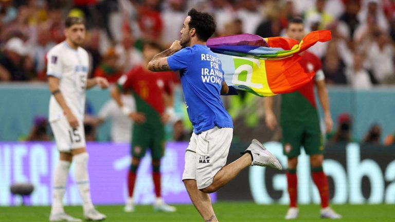 Con bandera LGBT, aficionado invade el Portugal-Uruguay