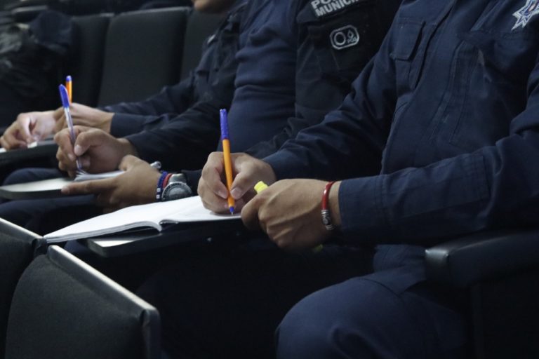 Capacitan elementos de la SSPE a policías municipales en combate urbano