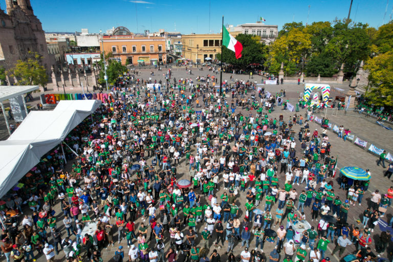 Más de 2 mil aficionados al fútbol se reunieron para apoyar a la selección mexicana